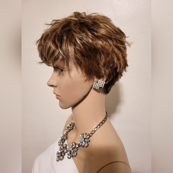 Short Layered Cut Wig - A3435 - Picture 4 of 6